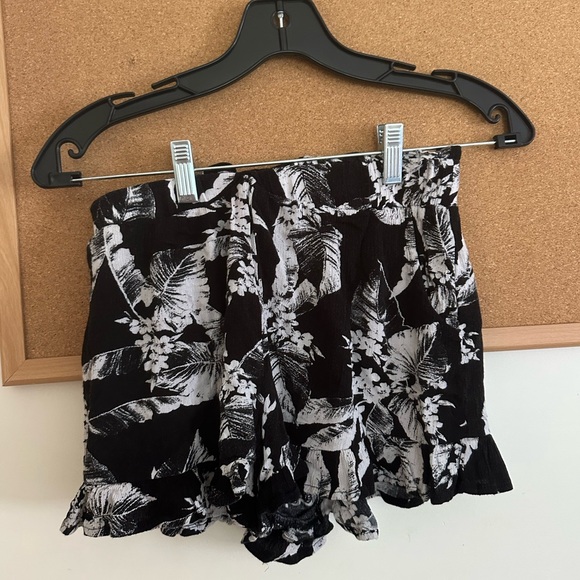 Mi Ami Black Floral Shorts - Picture 1 of 3
